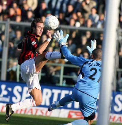 Alberto Gilardino (Milan, li.) gegen Torwart Alex Calderoni (Bergamo) -  Fußball Herren Serie A 2006 2007, 1. Italienische Liga, Atalanta Bergamo - AC Mailand 2:0 Gruppe Bergamo Dynamik, Kampf, Fußball Herren Serie A 2006 2007, 1. Italienische Liga, Atalanta Bergamo - AC Mailand 2:0 Gruppe Bergamo Dynamik, Kampf,