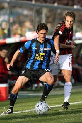 Luca Ariatti (Bergamo, li.) gegen Alberto Gilardino (Milan) -  Fußball Herren Serie A 2006 2007, 1. Italienische Liga, Atalanta Bergamo - AC Mailand 2:0 Gruppe Bergamo Dynamik, Fußball Herren Serie A 2006 2007, 1. Italienische Liga, Atalanta Bergamo - AC Mailand 2:0 Gruppe Bergamo Dynamik,