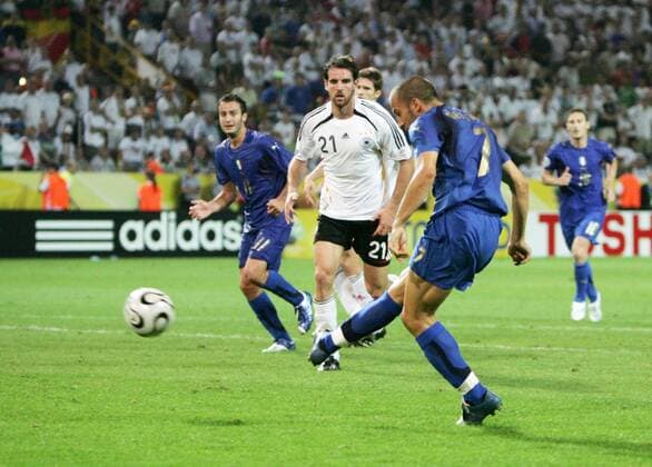 Alessandro del Piero (Italien, re.) erzielt den Treffer zum 0:2, Christoph Metzelder (Deutschland) kommt zu spät -  Fußball WM Herren WM 2006, Länderspiel, Nationalteam, Halbfinale, Deutschland - Italien 0:2 n.V., Nationaltrikot Gruppe Dortmund Dynamik, Fußball WM Herren WM 2006, Länderspiel, Nationalteam, Halbfinale, Deutschland - Italien 0:2 n.V., Nationaltrikot Gruppe Dortmund Dynamik,