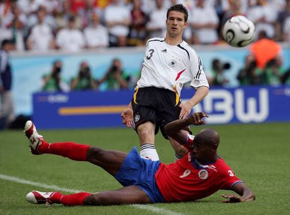 Arne Friedrich (Deutschland, hi.) gegen Paulo Wanchope (Costa Rica) -  Fußball WM Herren WM 2006, Länderspiel, Nationalteam, Eröffnungsspiel, Gruppe A, Nationaltrikot Gruppe München Dynamik, Fußball WM Herren WM 2006, Länderspiel, Nationalteam, Eröffnungsspiel, Gruppe A, Nationaltrikot Gruppe München Dynamik,