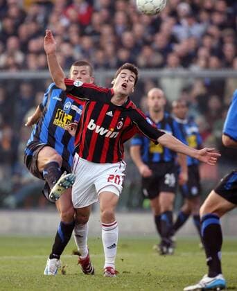 Yoann Gourcuff (Milan, re.) gegen Massimo Donati (Bergamo) -  Fußball Herren Serie A 2006 2007, 1. Italienische Liga, Atalanta Bergamo - AC Mailand 2:0 Gruppe Bergamo Dynamik, Fußball Herren Serie A 2006 2007, 1. Italienische Liga, Atalanta Bergamo - AC Mailand 2:0 Gruppe Bergamo Dynamik,