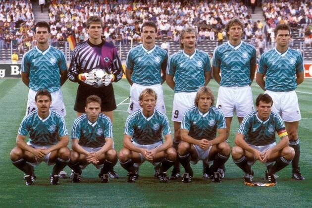 Mannschaftsfoto BR Deutschland, hi.v.li.: Thomas Berthold, Torwart Bodo Illgner, Jürgen Kohler, Rudi Völler, Guido Buchwald, Klaus Augenthaler, vorn: Olaf Thon, Thomas Häßler, Andreas Brehme, Jürgen Klinsmann, Lothar Matthäus Fußball Länderspiel Herren WM 1990, Nationalmannschaft, Nationaltrikot, Halbfinale, BRD Totale Turin Fußball Länderspiel Herren WM 1990, Nationalmannschaft, Nationaltrikot, Halbfinale, BRD Totale Turin
