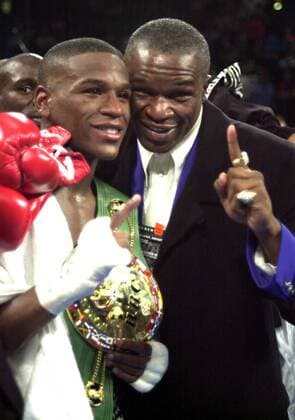 Floyd Mayweather jr. (li.) jubelt mit Vater Floyd Mayweather sr. (beide USA) und dem Weltmeistergürtel -  (LVP2001012002) Boxen WM Herren WBC Weltmeisterschaft 2001, Boxsport, Profiboxen, Superfedergewicht, Super Federgewicht Gruppe Las Vegas Freude, Boxen WM Herren WBC Weltmeisterschaft 2001, Boxsport, Profiboxen, Superfedergewicht, Super Federgewicht Gruppe Las Vegas Freude,