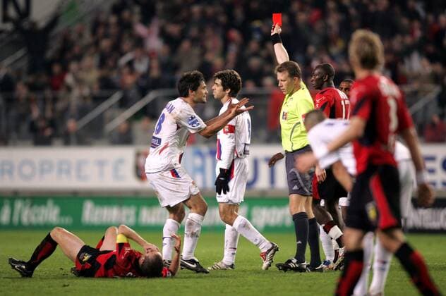 Schiedsrichter Olivier Thual zeigt Juninho (Mitte) die rote Karte, li. reklamiert Jeremy Toulalan (beide Lyon) -  (pan17113) Fußball Herren Ligue 1 2006 2007, 1. Französische Liga, Stade Rennais - Olympique Lyonnais 1:0, OL, Lyon Gruppe Rennes Fußball Herren Ligue 1 2006 2007, 1. Französische Liga, Stade Rennais - Olympique Lyonnais 1:0, OL, Lyon Gruppe Rennes  