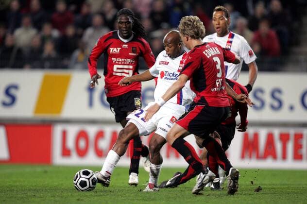 Sylvain Wiltord (Lyon, Mitte) am Ball - (pan17113) Fußball Herren Ligue 1 2006 2007, 1. Französische Liga, Stade Rennais - Olympique Lyonnais 1:0, OL, Lyon Gruppe Rennes Dynamik, Fußball Herren Ligue 1 2006 2007, 1. Französische Liga, Stade Rennais - Olympique Lyonnais 1:0, OL, Lyon Gruppe Rennes Dynamik,