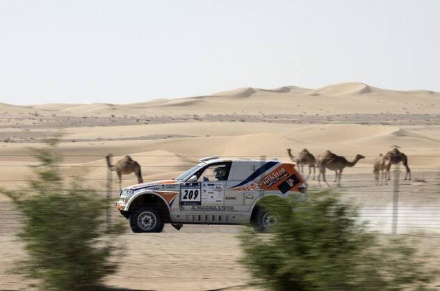 Jutta Kleinschmidt (Deutschland) und Tina Thörner (Schweden) passieren mit ihrem BMW X3 CC ein paar Dromedare Motorsport Damen UAE Desert Challenge 2006, Wüstenrallye, Rallyesport, Autorallye, Rallye Totale Rallye, Wüste Dynamik, Motorsport Damen UAE Desert Challenge 2006, Wüstenrallye, Rallyesport, Autorallye, Rallye Totale Rallye, Wüste Dynamik,
