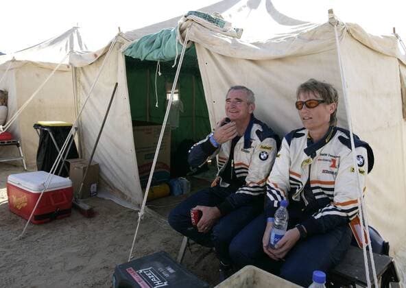 Jutta Kleinschmidt (Deutschland, re.) und Alain Guehennec (Frankreich beide BMW) ruhen sich vor ihrem Zelt aus Motorsport UAE Desert Challenge 2006, Rallye, Wüstenrallye, Rallyesport, Autorallye, Wüste Gruppe o0 VAE Erschöpfung, Motorsport UAE Desert Challenge 2006, Rallye, Wüstenrallye, Rallyesport, Autorallye, Wüste Gruppe o0 VAE Erschöpfung,