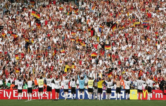 Das Team aus Deutschland bedankt sich bei den Fans Fußball WM Herren WM 2006, Länderspiel, Nationalteam, Nationaltrikot, Gruppe A Totale Berlin Begeisterung, Freude, Fußball WM Herren WM 2006, Länderspiel, Nationalteam, Nationaltrikot, Gruppe A Totale Berlin Begeisterung, Freude,
