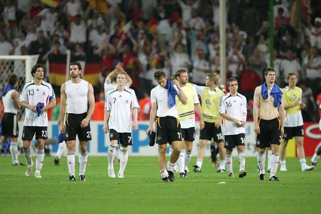 Das Team aus Deutschland enttäuscht nach dem Halbfinalaus Fußball WM Herren WM 2006, Länderspiel, Nationalteam, Nationaltrikot, Halbfinale, Deutschland - Italien 0:2 n.V. Totale Dortmund Enttäuschung, Fußball WM Herren WM 2006, Länderspiel, Nationalteam, Nationaltrikot, Halbfinale, Deutschland - Italien 0:2 n.V. Totale Dortmund Enttäuschung,