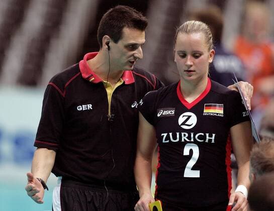 Bundestrainer Giovanni Guidetti im Gespräch mit Kathleen Weiß (beide Deutschland) -  Volleyball WM Damen Weltmeisterschaft 2006, Länderspiel, Nationalmannschaft, Nationaltrikot, Deutschland Gruppe Osaka Volleyball WM Damen Weltmeisterschaft 2006, Länderspiel, Nationalmannschaft, Nationaltrikot, Deutschland Gruppe Osaka