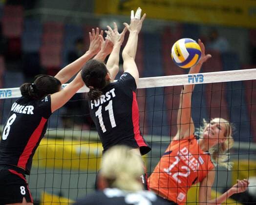 Cornelia Dumler (li.) und Christiane Fürst (beide Deutschland) - Volleyball WM Damen Weltmeisterschaft 2006, Länderspiel, Nationalmannschaft, Nationaltrikot, Deutschland Gruppe Osaka Abwehr, Volleyball WM Damen Weltmeisterschaft 2006, Länderspiel, Nationalmannschaft, Nationaltrikot, Deutschland Gruppe Osaka Abwehr,