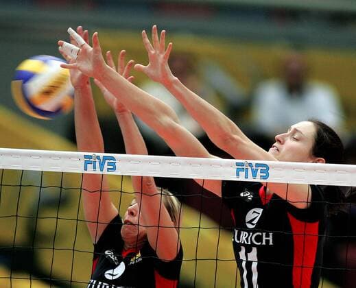 Tanja Hart (li.) und Christiane Fürst (beide Deutschland) - Volleyball WM Damen Weltmeisterschaft 2006, Länderspiel, Nationalmannschaft, Nationaltrikot Gruppe Osaka Abwehr, Dynamik, Volleyball WM Damen Weltmeisterschaft 2006, Länderspiel, Nationalmannschaft, Nationaltrikot Gruppe Osaka Abwehr, Dynamik,