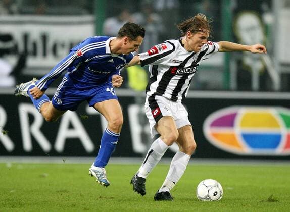 Eugen Polanski (Gladbach, re.) gegen Peter Lövenkrands (Schalke) Fußball 1. BL Herren Saison 2006 2007, Borussia Mönchengladbach - FC Schalke 04 Gruppe Mönchengladbach Dynamik, Fußball 1. BL Herren Saison 2006 2007, Borussia Mönchengladbach - FC Schalke 04 Gruppe Mönchengladbach Dynamik,