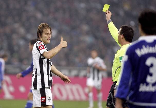 Eugen Polanski (Gladbach) nimmt die gelbe Karte von Schiedsrichter Peter Sippel mit erhobenen Daumen zur Kenntnis Fußball 1. BL Herren Saison 2006 2007, Borussia Mönchengladbach - FC Schalke 04 0:2 Gruppe Mönchengladbach Fußball 1. BL Herren Saison 2006 2007, Borussia Mönchengladbach - FC Schalke 04 0:2 Gruppe Mönchengladbach