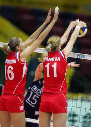 Ekaterina Gamova (re.) und Yulia Merkulova (beide Russland) - Volleyball Damen Weltmeisterschaft 2006, Länderspiel, Nationalteam, Russland - Niederlande 3:0 Gruppe Osaka Dynamik, Abwehr, Volleyball Damen Weltmeisterschaft 2006, Länderspiel, Nationalteam, Russland - Niederlande 3:0 Gruppe Osaka Dynamik, Abwehr,