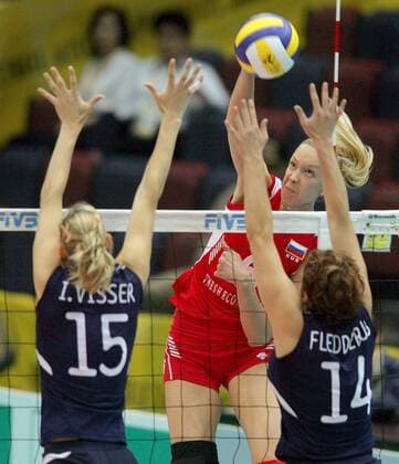 Elena Godina (Russland, Mitte) gegen Visser (li.) und Fledderus (beide Niederlande) - Volleyball Damen Weltmeisterschaft 2006, Länderspiel, Nationalteam, Russland - Niederlande 3:0 Gruppe Osaka Dynamik, Abwehr, Volleyball Damen Weltmeisterschaft 2006, Länderspiel, Nationalteam, Russland - Niederlande 3:0 Gruppe Osaka Dynamik, Abwehr,