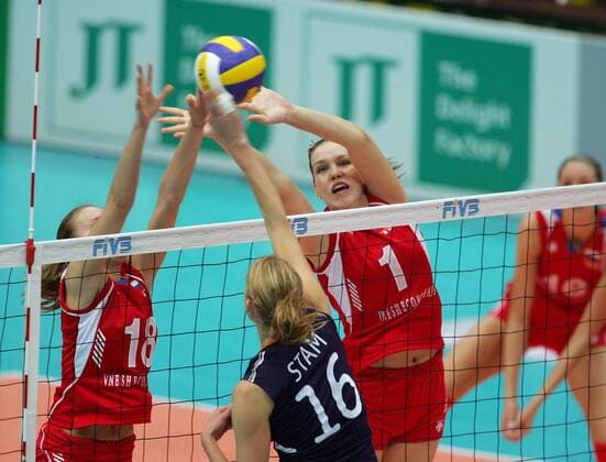 Maria Borodakova (re.) und Marina Akulova (beide Russland) gegen Debby Stam (Niederlande) - Volleyball Damen Weltmeisterschaft 2006, Länderspiel, Nationalteam, Russland - Niederlande 3:0 Gruppe Osaka Dynamik, Abwehr, Volleyball Damen Weltmeisterschaft 2006, Länderspiel, Nationalteam, Russland - Niederlande 3:0 Gruppe Osaka Dynamik, Abwehr,