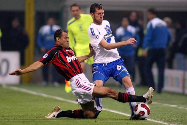Cafu (Milan, li.) gegen Roberto Cortellini (Brescia) -  Fußball Herren Coppa Italia 2006 2007, Italienischer Pokal, Pokalspiel, TIM Cup, AC Mailand - Brescia Calcio 4:2 Gruppe Mailand Dynamik, Fußball Herren Coppa Italia 2006 2007, Italienischer Pokal, Pokalspiel, TIM Cup, AC Mailand - Brescia Calcio 4:2 Gruppe Mailand Dynamik,