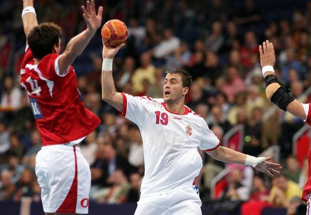 Momir Ilic (Serbien, re.) am Ball Handball Länderspiel Herren Statoil World Cup 2006, Nationalmannschaft, Nationaltrikot, Serbien - Dänemark 31:37, Vdig Gruppe Hannover Handball Länderspiel Herren Statoil World Cup 2006, Nationalmannschaft, Nationaltrikot, Serbien - Dänemark 31:37, Vdig Gruppe Hannover