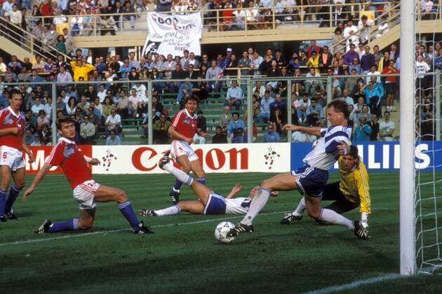 Steve Trittschuh (vorn re.) rettet für seinen Torwart Tony Meola (beide USA) Fußball Länderspiel Herren WM 1990, Nationalteam, Nationaltrikot, Gruppe A, Tschechoslowakei - USA 5:1, Vdia Gruppe Florenz Dynamik, Abwehr, Fußball Länderspiel Herren WM 1990, Nationalteam, Nationaltrikot, Gruppe A, Tschechoslowakei - USA 5:1, Vdia Gruppe Florenz Dynamik, Abwehr,