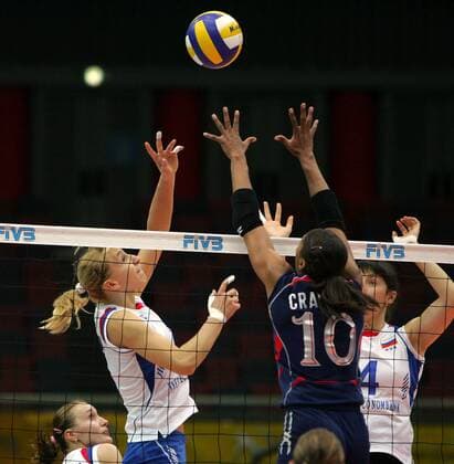 Lioubov Shashkova (Rußland, li.) gegen Therese Crawford (USA) - Volleyball WM Damen Weltmeisterschaft 2006, Länderspiel, Nationalteam, Nationaltrikot, Rußland - USA 3:0 Gruppe Osaka Dynamik, Volleyball WM Damen Weltmeisterschaft 2006, Länderspiel, Nationalteam, Nationaltrikot, Rußland - USA 3:0 Gruppe Osaka Dynamik,