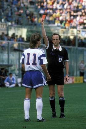 FIFA Schiedsrichter Kurt Röthlisberger (Schweiz) zeigt Eric Wynalda (USA) die rote Karte Fußball Länderspiel Herren WM 1990, Nationalteam, Nationaltrikot, Gruppe A, Vdia Gruppe Florenz Spannung, Fußball Länderspiel Herren WM 1990, Nationalteam, Nationaltrikot, Gruppe A, Vdia Gruppe Florenz Spannung,