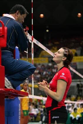 Angelina Grün (Deutschland) diskutiert mit dem Schiedsrichter -  Volleyball WM Damen Weltmeisterschaft 2006, Länderspiel, Nationalteam, Nationaltrikot Gruppe Osaka Volleyball WM Damen Weltmeisterschaft 2006, Länderspiel, Nationalteam, Nationaltrikot Gruppe Osaka