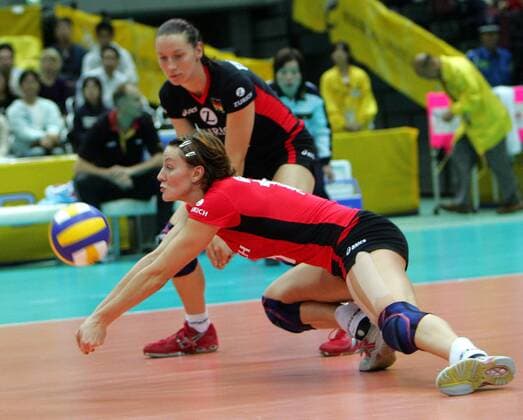 Angelina Grün (Deutschland) am Ball -  Volleyball WM Damen Weltmeisterschaft 2006, Länderspiel, Nationalteam, Nationaltrikot Einzelbild Osaka Dynamik, Volleyball WM Damen Weltmeisterschaft 2006, Länderspiel, Nationalteam, Nationaltrikot Einzelbild Osaka Dynamik,