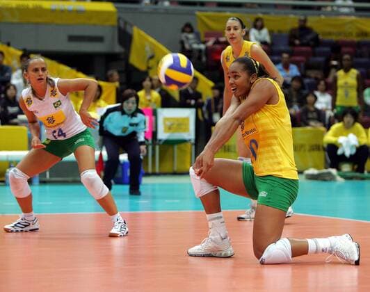 Welissa Gonzaga (Brasilien) am Ball -  Volleyball WM Damen Weltmeisterschaft 2006, Länderspiel, Nationalteam, Nationaltrikot Gruppe Osaka Dynamik, Volleyball WM Damen Weltmeisterschaft 2006, Länderspiel, Nationalteam, Nationaltrikot Gruppe Osaka Dynamik,