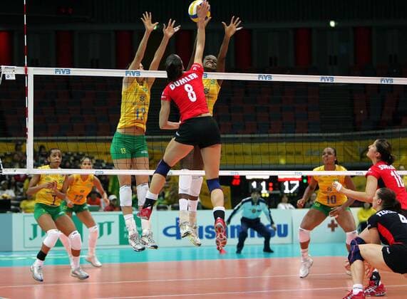 Cornelia Dumler (Deutschland, vorn) im Duell - Volleyball WM Damen Weltmeisterschaft 2006, Länderspiel, Nationalteam, Nationaltrikot, Brasilien - Deutschland 3:0 Gruppe Osaka Dynamik, Volleyball WM Damen Weltmeisterschaft 2006, Länderspiel, Nationalteam, Nationaltrikot, Brasilien - Deutschland 3:0 Gruppe Osaka Dynamik,