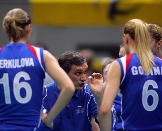 Nationaltrainer Giovanni Caprara (Russland) gibt während einer Auszeit Anweisungen -  Volleyball Damen Weltmeisterschaft 2006, Länderspiel, Nationalteam, Nationaltrikot Gruppe Osaka Volleyball Damen Weltmeisterschaft 2006, Länderspiel, Nationalteam, Nationaltrikot Gruppe Osaka
