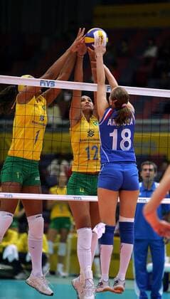 Marina Akulova (Russland, re.) gegen Jaqueline Carvalho (Mitte) und Walewska Oliveira (beide Brasilien) - Volleyball Damen Weltmeisterschaft 2006, Länderspiel, Nationalteam, Nationaltrikot, Russland - Brasilien 1:3 Gruppe Osaka Dynamik, Abwehr, Volleyball Damen Weltmeisterschaft 2006, Länderspiel, Nationalteam, Nationaltrikot, Russland - Brasilien 1:3 Gruppe Osaka Dynamik, Abwehr,