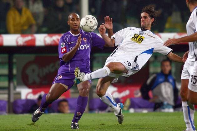 Luca Ariatti (Bergamo, re.) gegen Reginaldo (AC Florenz) -  Fußball Herren Serie A 2006 2007, 1. Italienische Liga, ACF Fiorentina - Atalanta Bergamo 3:1 Gruppe Florenz Dynamik, Fußball Herren Serie A 2006 2007, 1. Italienische Liga, ACF Fiorentina - Atalanta Bergamo 3:1 Gruppe Florenz Dynamik,