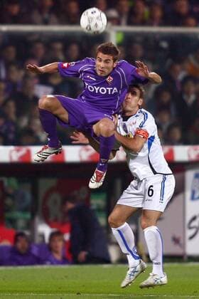 Adrian Mutu (AC Florenz, li.) gegen Gianpaolo Bellini (Bergamo) -  Fußball Herren Serie A 2006 2007, 1. Italienische Liga, ACF Fiorentina - Atalanta Bergamo 3:1 Gruppe Florenz Dynamik, Höhe, Fußball Herren Serie A 2006 2007, 1. Italienische Liga, ACF Fiorentina - Atalanta Bergamo 3:1 Gruppe Florenz Dynamik, Höhe,