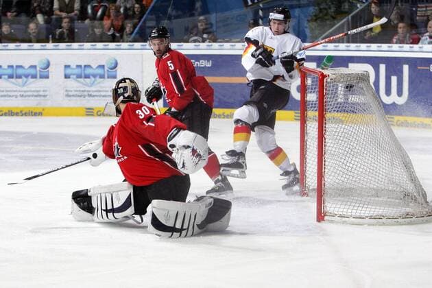 Goalie Adam Munro (Kanada, vorn) kann das Tor nicht verhindern Eishockey Länderspiel Herren DeutschlandCup 2006, Nationalteam, Nationaltrikot Gruppe Hannover Dynamik, Eishockey Länderspiel Herren DeutschlandCup 2006, Nationalteam, Nationaltrikot Gruppe Hannover Dynamik,