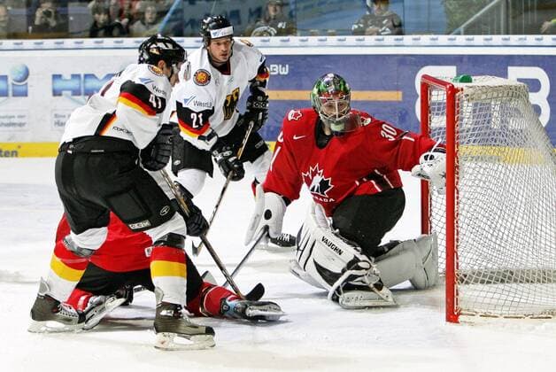 Goalie Adam Munro (Kanada, re.) kann das Tor von John Tripp (Mitte) nicht verhindern, li. Christoph Ullmann (beide Deutschland) Eishockey Länderspiel Herren DeutschlandCup 2006, Nationalteam, Nationaltrikot Gruppe Hannover Dynamik, Eishockey Länderspiel Herren DeutschlandCup 2006, Nationalteam, Nationaltrikot Gruppe Hannover Dynamik,