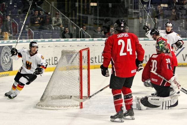 Yannic Seidenberg (Deutschland, li.) - Torjubel Eishockey Länderspiel Herren DeutschlandCup 2006, Nationalteam, Nationaltrikot Gruppe Hannover Begeisterung, Freude, Eishockey Länderspiel Herren DeutschlandCup 2006, Nationalteam, Nationaltrikot Gruppe Hannover Begeisterung, Freude,