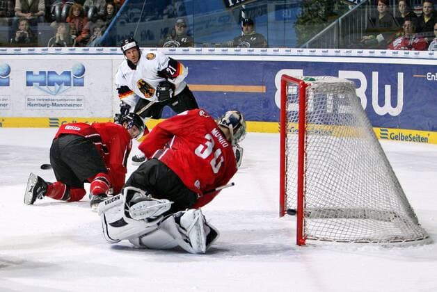 Goalie Adam Munro (Kanada, vorn) hat glück das der Puck nur der Pfosten trifft Eishockey Länderspiel Herren DeutschlandCup 2006, Nationalteam, Nationaltrikot Gruppe Hannover Dynamik, Eishockey Länderspiel Herren DeutschlandCup 2006, Nationalteam, Nationaltrikot Gruppe Hannover Dynamik,