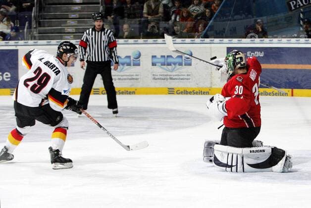Alexander Barta (Deutschland, li.) zieht ab gegen Goalie Adam Munro (Kanada) Eishockey Länderspiel Herren DeutschlandCup 2006, Nationalteam, Nationaltrikot Gruppe Hannover Dynamik, Eishockey Länderspiel Herren DeutschlandCup 2006, Nationalteam, Nationaltrikot Gruppe Hannover Dynamik,