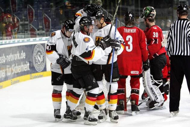 Torjubel Deutschland, mit v.li.: Felix Petermann, Christoph Ullmann und John Tripp Eishockey Länderspiel Herren DeutschlandCup 2006, Nationalteam, Nationaltrikot Gruppe Hannover Begeisterung, Freude, Eishockey Länderspiel Herren DeutschlandCup 2006, Nationalteam, Nationaltrikot Gruppe Hannover Begeisterung, Freude,