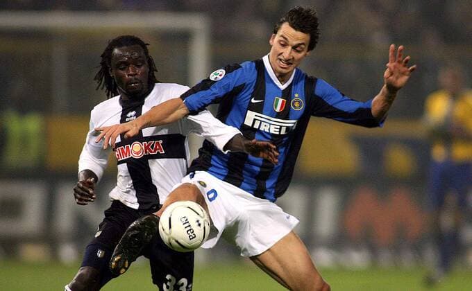 Zlatan Ibrahimovic (Inter, re.) im Duell mit Ferdinand Coly (FC Parma) -  Fußball Herren Serie A 2006 2007, 1. Italienische Liga, FC Parma - FC Internazionale Mailand Gruppe Parma Fußball Herren Serie A 2006 2007, 1. Italienische Liga, FC Parma - FC Internazionale Mailand Gruppe Parma