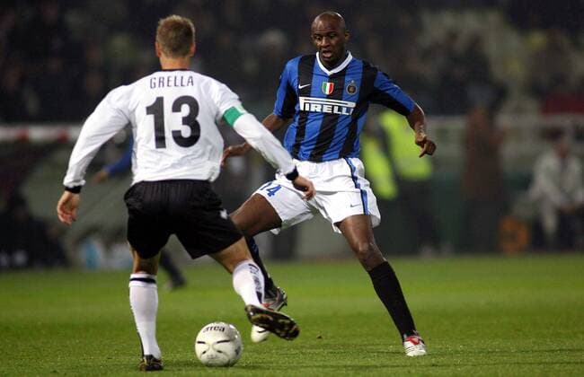 Patrick Vieira (Inter, re.) im Duell -  Fußball Herren Serie A 2006 2007, 1. Italienische Liga, FC Parma - FC Internazionale Mailand Gruppe Parma Fußball Herren Serie A 2006 2007, 1. Italienische Liga, FC Parma - FC Internazionale Mailand Gruppe Parma