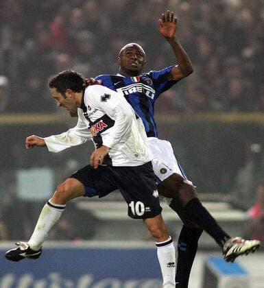 Patrick Vieira (Inter, re.) gegen Domenico Morfeo (FC Parma) -  Fußball Herren Serie A 2006 2007, 1. Italienische Liga, FC Parma - FC Internazionale Mailand 1:2 Gruppe Parma Fußball Herren Serie A 2006 2007, 1. Italienische Liga, FC Parma - FC Internazionale Mailand 1:2 Gruppe Parma