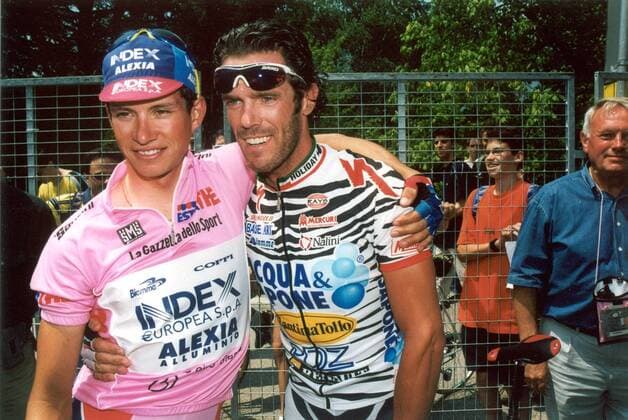 Paolo Savoldelli (li., Index Alexia) im rosa Trikot des Gesamtführenden und Mario Cipollini (beide Italien Acqua e Sapone) - Radsport Herren 85. Giro dItalia 2002, d Italia, Straßenradsport, Straße, Rad, Vneg Gruppe 17. Etappe: Corvara in Badia - Folgaria Harmonie, Radsport Herren 85. Giro dItalia 2002, d Italia, Straßenradsport, Straße, Rad, Vneg Gruppe 17. Etappe: Corvara in Badia - Folgaria Harmonie,