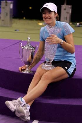 Justine Henin Hardenne (Belgien) präsentiert nach dem Erfolg beim WTA Masters 2006 ihre Pokale - (pan17224) Tennis WM Damen WTA Masters Cup 2006, Masterscup, Tour, Series, Finale, Endspiel, Championship Einzelbild Madrid Freude, Tennis WM Damen WTA Masters Cup 2006, Masterscup, Tour, Series, Finale, Endspiel, Championship Einzelbild Madrid Freude,