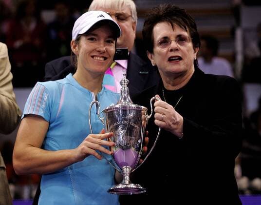 Justine Henin Hardenne (Belgien, li.) - Siegerin des WTA Masters 2006, mit Tennislegende Billie Jean King (USA) bei der Siegerehrung - (pan17224) Tennis WM Damen WTA Masters Cup 2006, Masterscup, Tour, Series, Finale, Endspiel, Championship Gruppe Legende, Legenden, Tennislegenden Madrid Freude, Tennis WM Damen WTA Masters Cup 2006, Masterscup, Tour, Series, Finale, Endspiel, Championship Gruppe Legende, Legenden, Tennislegenden Madrid Freude,