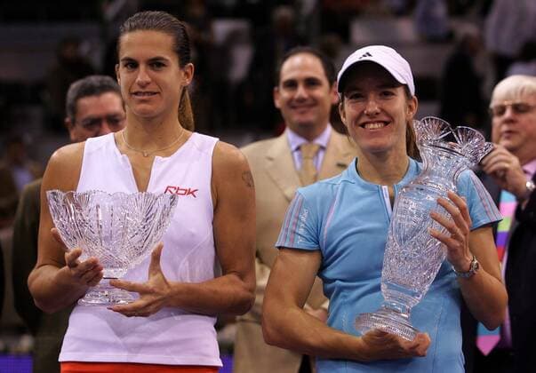 Siegerehrung WTA Masters 2006: Siegerin Justine Henin Hardenne (Belgien, re.) und die Zweitplazierte Amelie Mauresmo (Frankreich) präsentieren ihre Pokale - (pan17224) Tennis WM Damen WTA Masters Cup 2006, Masterscup, Tour, Series, Finale, Endspiel, Championship Gruppe Madrid Freude, Tennis WM Damen WTA Masters Cup 2006, Masterscup, Tour, Series, Finale, Endspiel, Championship Gruppe Madrid Freude,