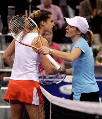 Amelie Mauresmo (Frankreich, li.) gratuliert Justine Henin Hardenne (Belgien) zum Gewinn des WTA Masters 2006 - (pan17224) Tennis WM Damen WTA Masters Cup 2006, Masterscup, Tour, Series, Finale, Endspiel, Championship Gruppe Madrid Kameradschaft, Tennis WM Damen WTA Masters Cup 2006, Masterscup, Tour, Series, Finale, Endspiel, Championship Gruppe Madrid Kameradschaft,