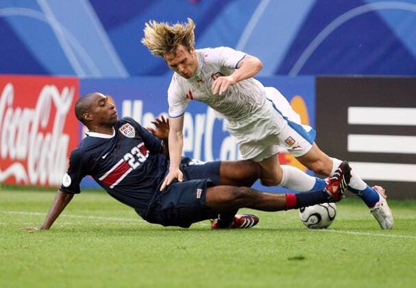 Pavel Nedved (Tschechien, re.) wird von Eddie Pope (USA) gefoult Fußball WM Herren WM 2006, Länderspiel, Nationalteam, Gruppe E, Nationaltrikot, USA - Tschechien 0:3 Gruppe Gelsenkirchen Dynamik, Kampf, Fußball WM Herren WM 2006, Länderspiel, Nationalteam, Gruppe E, Nationaltrikot, USA - Tschechien 0:3 Gruppe Gelsenkirchen Dynamik, Kampf,