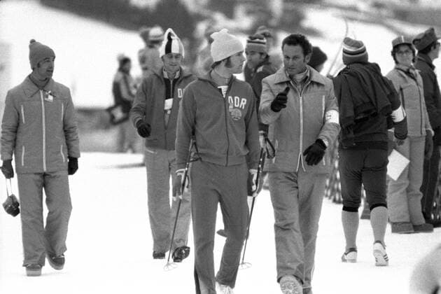 Ulrich Wehling (vorn li., DDR) mit einem Trainer im Gespräch Nordische Kombination OS Winter Herren Olympische Spiele 1976, Winterspiele, Vneg, Vsw Gruppe Innsbruck Seefeld Nordische Kombination OS Winter Herren Olympische Spiele 1976, Winterspiele, Vneg, Vsw Gruppe Innsbruck Seefeld